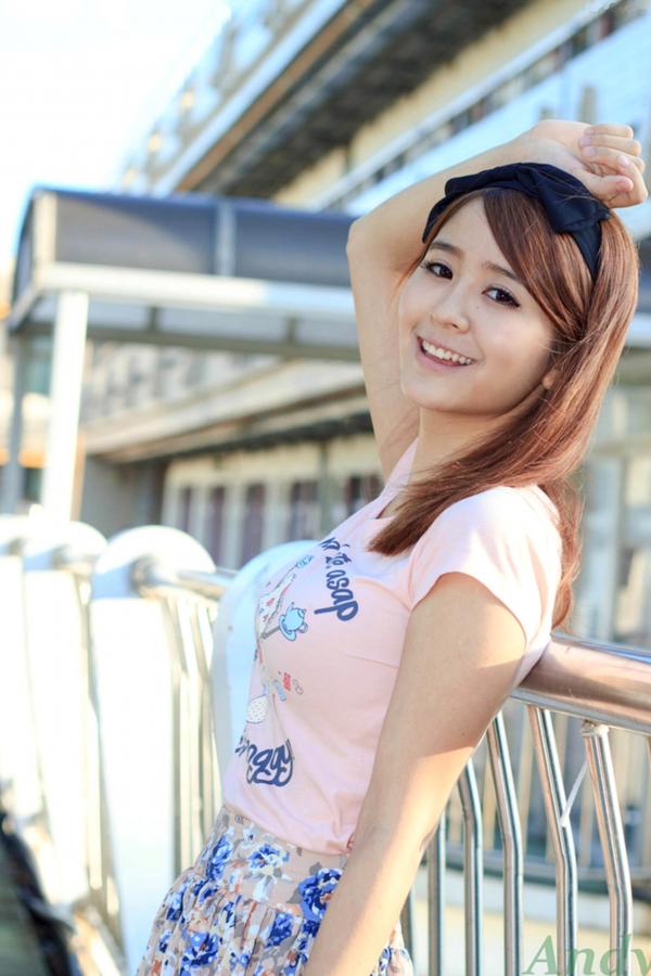    台湾正妹郭燕陵圈圈《校园时光》清新户外写真，邻家甜美气质少女，治愈系纯美校园风美图分享第4张图片