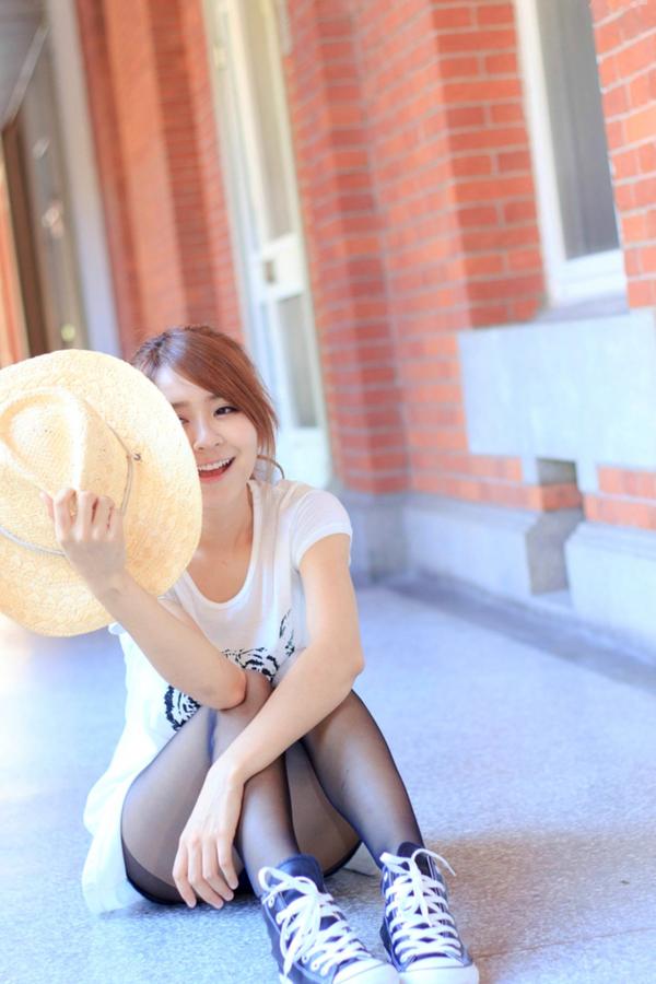    台湾正妹郭燕陵圈圈《校园时光》清新户外写真，邻家甜美气质少女，治愈系纯美校园风美图分享第11张图片