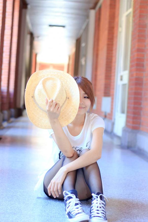    台湾正妹郭燕陵圈圈《校园时光》清新户外写真，邻家甜美气质少女，治愈系纯美校园风美图分享第13张图片