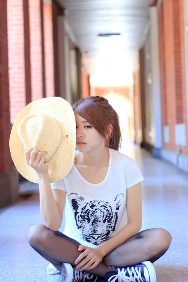   台湾正妹郭燕陵圈圈《校园时光》清新户外写真，邻家甜美气质少女，治愈系纯美校园风美图分享第14张图片