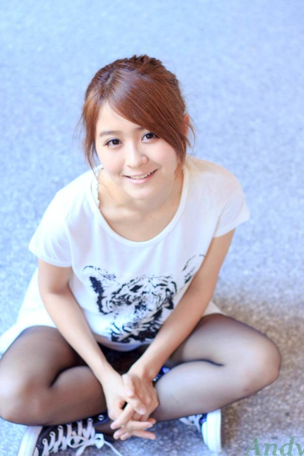    台湾正妹郭燕陵圈圈《校园时光》清新户外写真，邻家甜美气质少女，治愈系纯美校园风美图分享第18张图片
