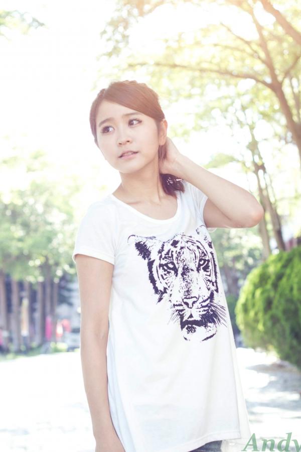    台湾正妹郭燕陵圈圈《校园时光》清新户外写真，邻家甜美气质少女，治愈系纯美校园风美图分享第19张图片