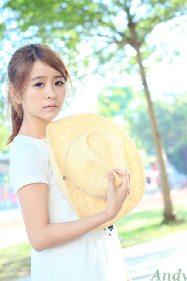    台湾正妹郭燕陵圈圈《校园时光》清新户外写真，邻家甜美气质少女，治愈系纯美校园风美图分享第24张图片