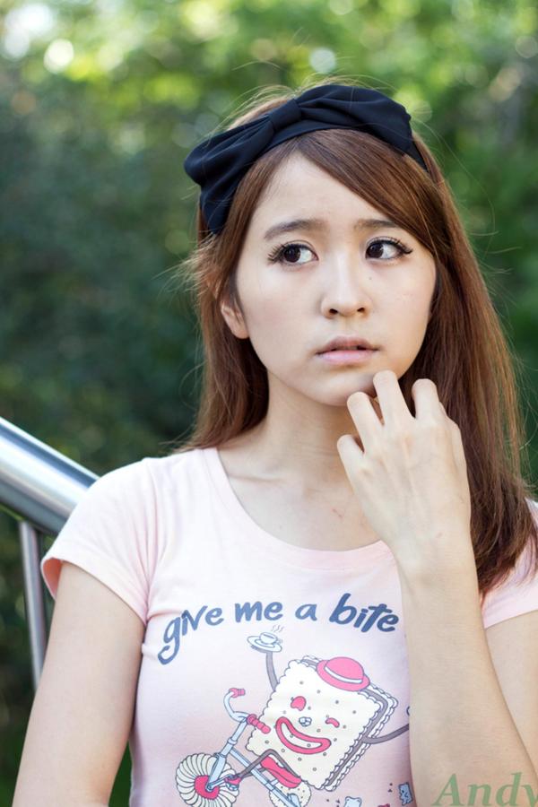    台湾正妹郭燕陵圈圈《校园时光》清新户外写真，邻家甜美气质少女，治愈系纯美校园风美图分享第28张图片