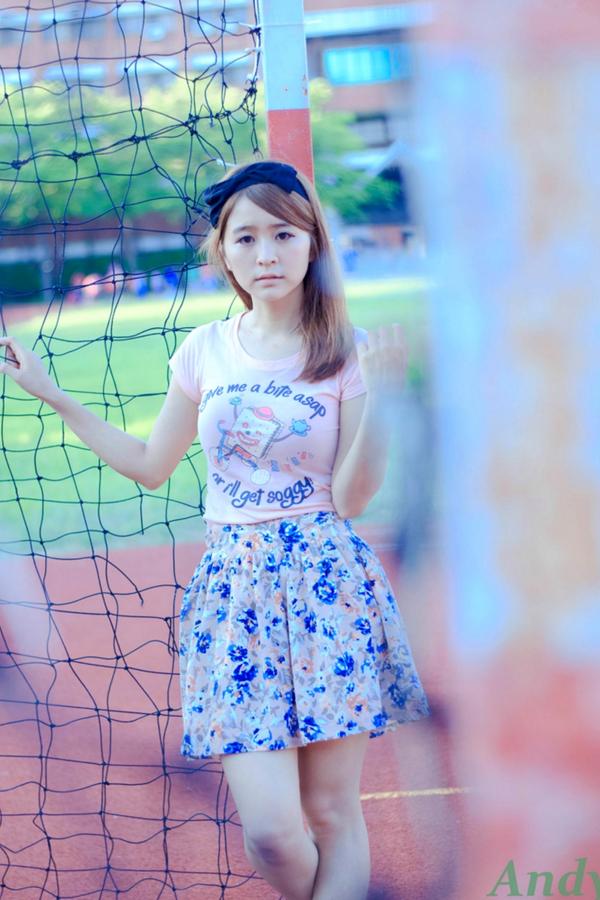    台湾正妹郭燕陵圈圈《校园时光》清新户外写真，邻家甜美气质少女，治愈系纯美校园风美图分享第32张图片
