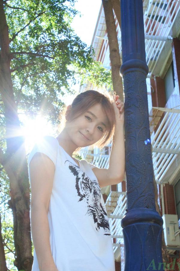    台湾正妹郭燕陵圈圈《校园时光》清新户外写真，邻家甜美气质少女，治愈系纯美校园风美图分享第39张图片