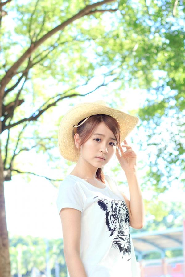    台湾正妹郭燕陵圈圈《校园时光》清新户外写真，邻家甜美气质少女，治愈系纯美校园风美图分享第41张图片