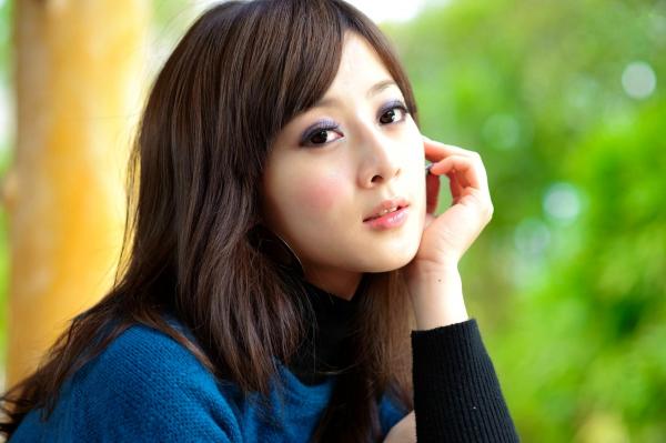    台湾正妹Mikako果子MM双溪公园清新私房写照，冬日针织衫演绎邻家女孩自然纯美魅力第21张图片