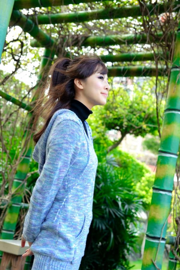   台湾正妹Mikako果子MM双溪公园清新私房写照，冬日针织衫演绎邻家女孩自然纯美魅力第34张图片
