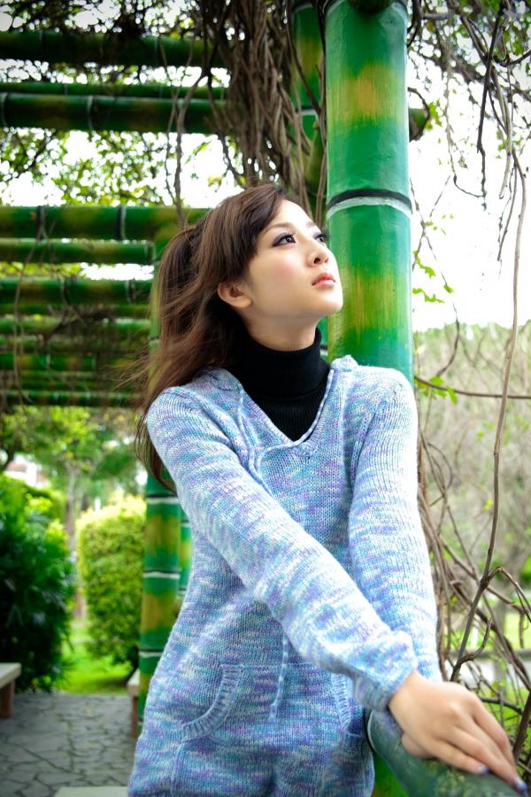    台湾正妹Mikako果子MM双溪公园清新私房写照，冬日针织衫演绎邻家女孩自然纯美魅力第35张图片