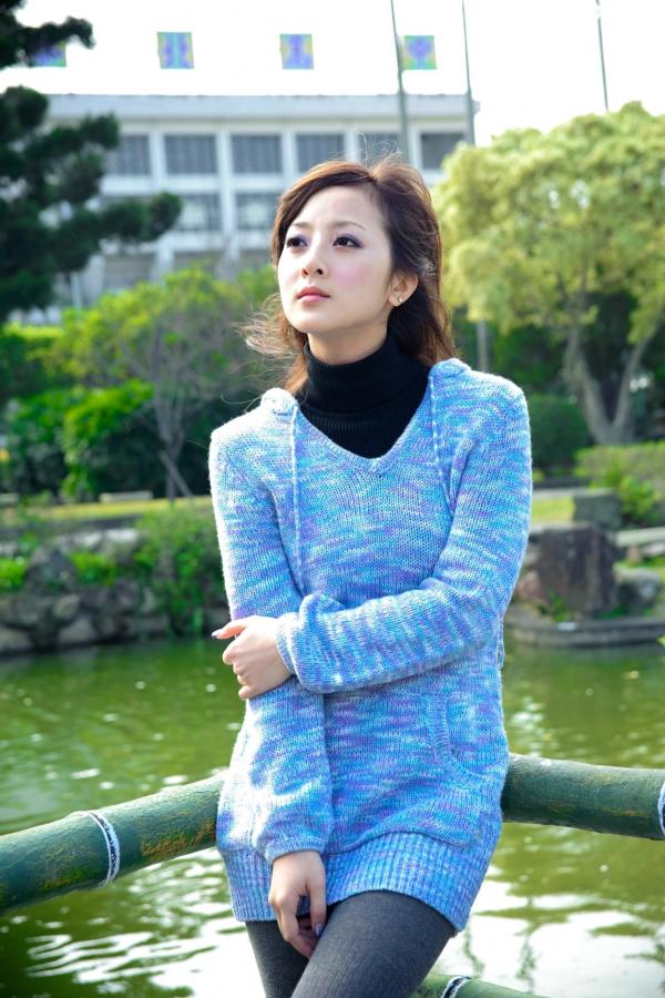    台湾正妹Mikako果子MM双溪公园清新私房写照，冬日针织衫演绎邻家女孩自然纯美魅力第38张图片