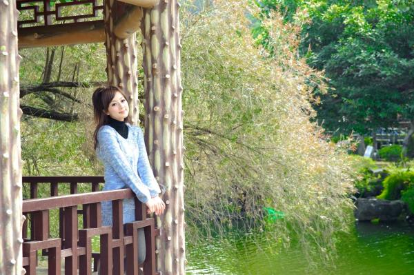    台湾正妹Mikako果子MM双溪公园清新私房写照，冬日针织衫演绎邻家女孩自然纯美魅力第40张图片