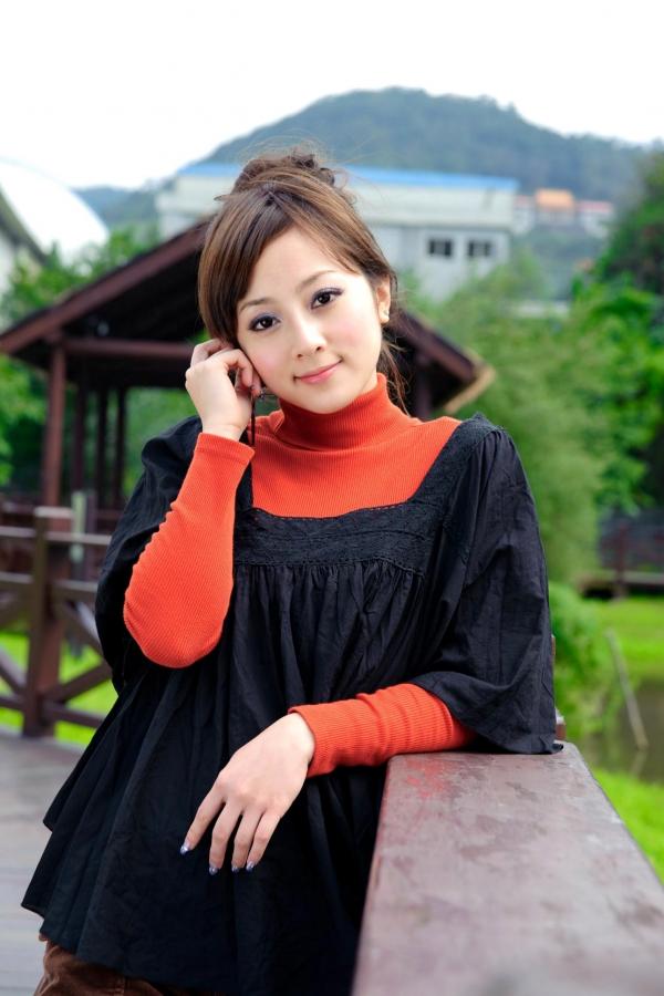    台湾正妹Mikako果子MM双溪公园清新私房写照，冬日针织衫演绎邻家女孩自然纯美魅力第49张图片