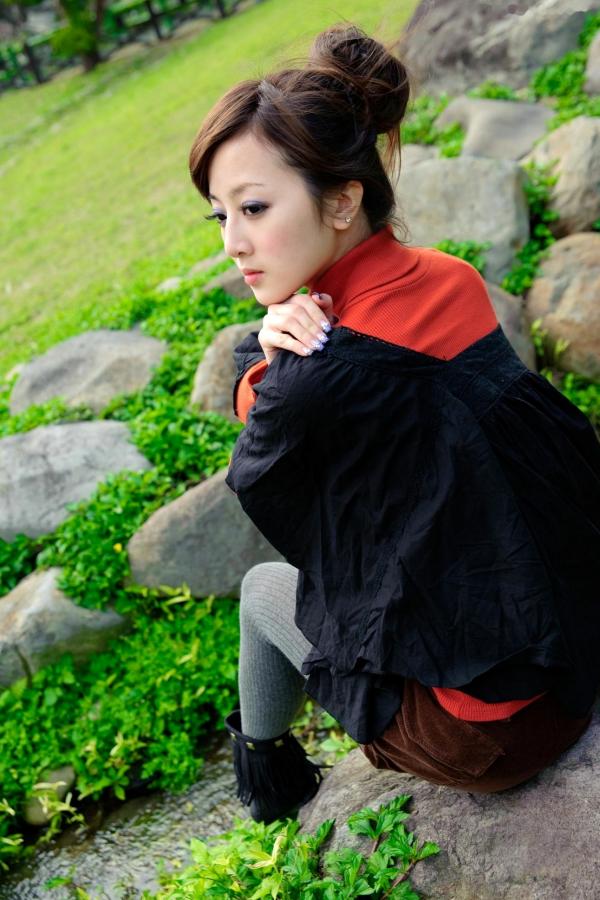    台湾正妹Mikako果子MM双溪公园清新私房写照，冬日针织衫演绎邻家女孩自然纯美魅力第52张图片