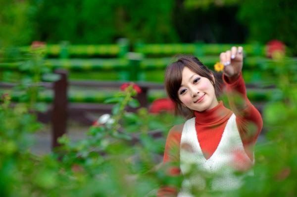    台湾正妹Mikako果子MM双溪公园清新私房写照，冬日针织衫演绎邻家女孩自然纯美魅力第79张图片