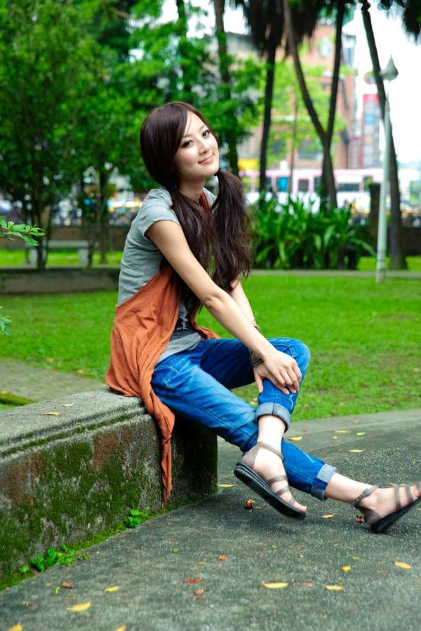   台湾正妹果子MM张凯洁台大校园私房写真，青春双马尾运动风户外外拍第7张图片