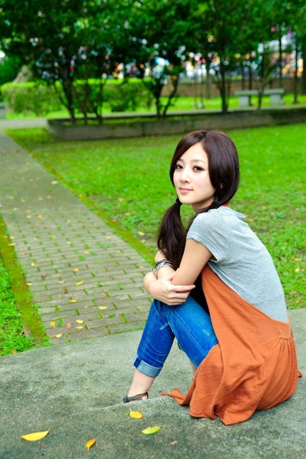    台湾正妹果子MM张凯洁台大校园私房写真，青春双马尾运动风户外外拍第8张图片