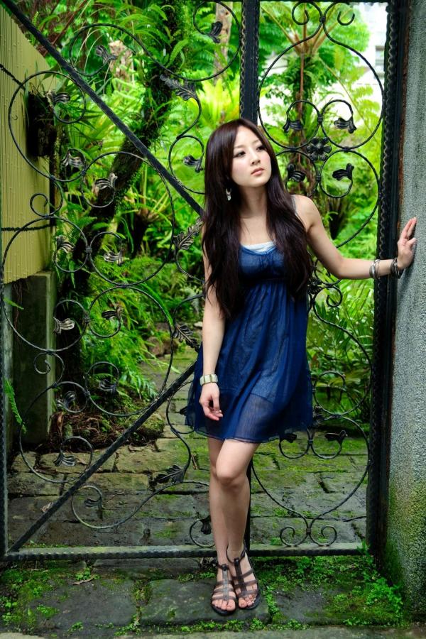    台湾正妹果子MM张凯洁台大校园私房写真，青春双马尾运动风户外外拍第24张图片