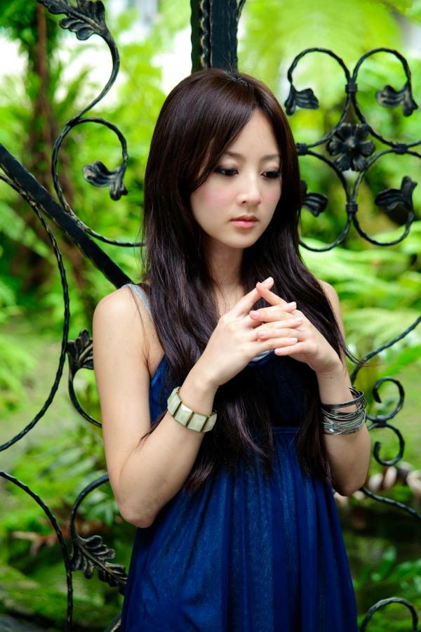    台湾正妹果子MM张凯洁台大校园私房写真，青春双马尾运动风户外外拍第25张图片