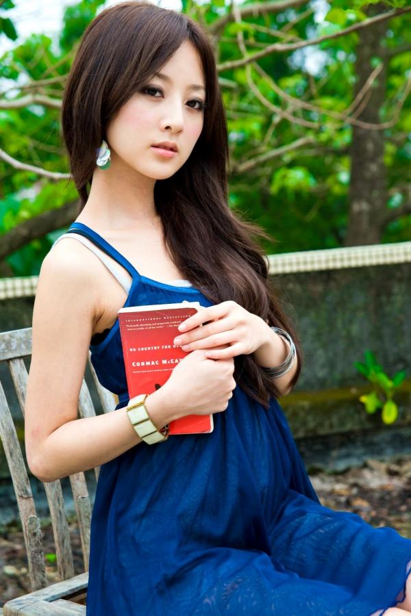    台湾正妹果子MM张凯洁台大校园私房写真，青春双马尾运动风户外外拍第42张图片
