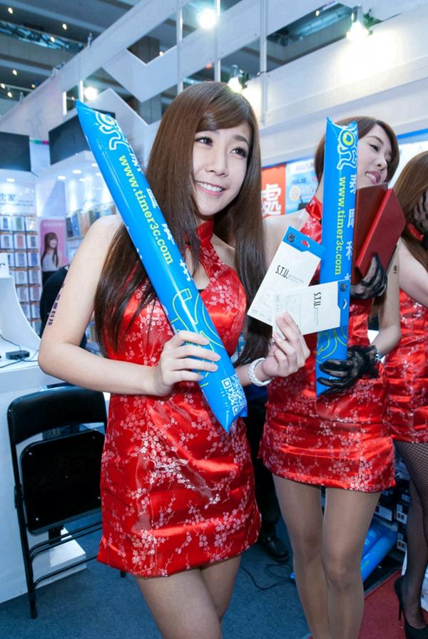    台湾正妹模特小头余晨瑀：数码科技展红衣旗袍Showgirl高清精选照，清纯甜美展会风采第3张图片