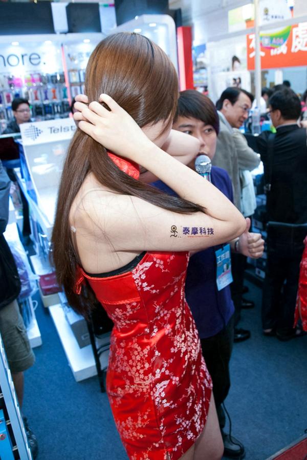    台湾正妹模特小头余晨瑀：数码科技展红衣旗袍Showgirl高清精选照，清纯甜美展会风采第16张图片