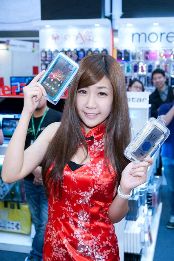    台湾正妹模特小头余晨瑀：数码科技展红衣旗袍Showgirl高清精选照，清纯甜美展会风采第36张图片