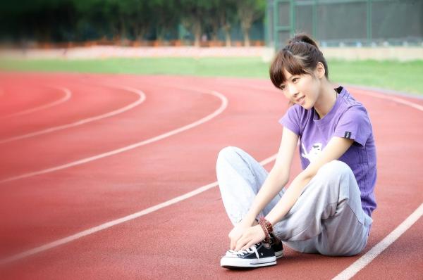   台湾正妹沈乔乔清新户外写真：活力校园运动场休闲穿搭，甜美少女清纯大片合集第6张图片
