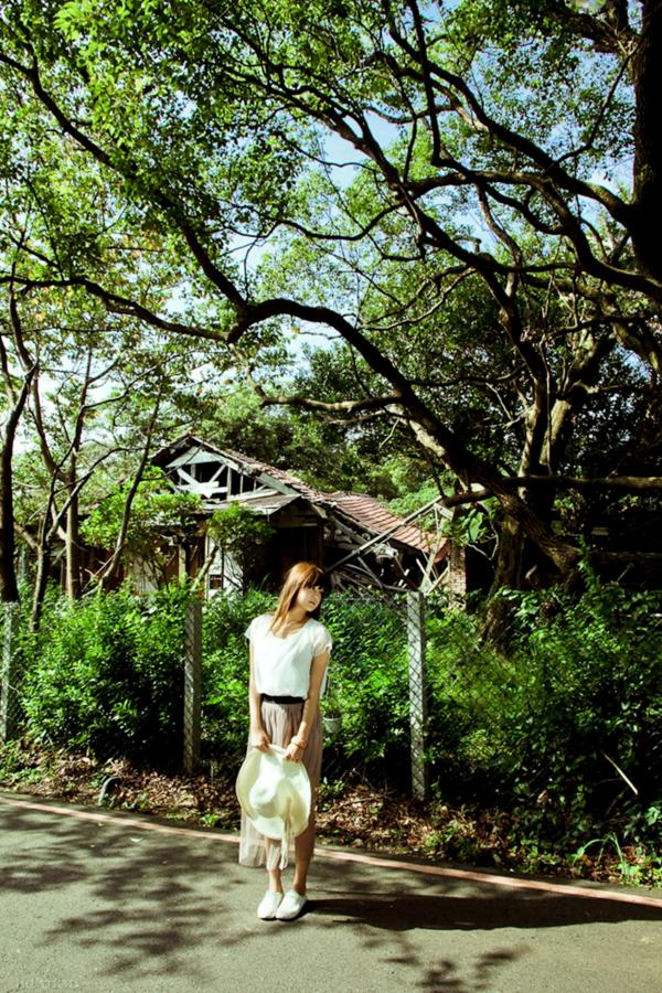   台湾模特熊维妮《美军宿舍随拍》写真集：清新文艺女神的复古户外街拍与治愈系私房影像第16张图片