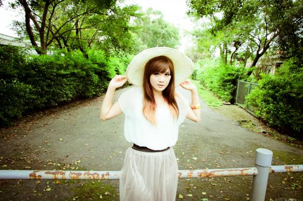    台湾模特熊维妮《美军宿舍随拍》写真集：清新文艺女神的复古户外街拍与治愈系私房影像第28张图片