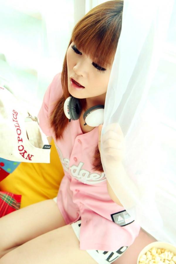    台湾嫩模Iris艾绮恩居家写真大合集，圣诞少女与甜美厨娘的双重魅力，清新可爱治愈系风格第2张图片