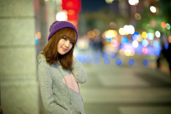    台湾正妹果子MM张凯洁《聖誕前夕夜拍》写真，清新毛衣针织帽与性感圣诞装街拍，璀璨夜景背景下的治愈系圣诞女神第1张图片