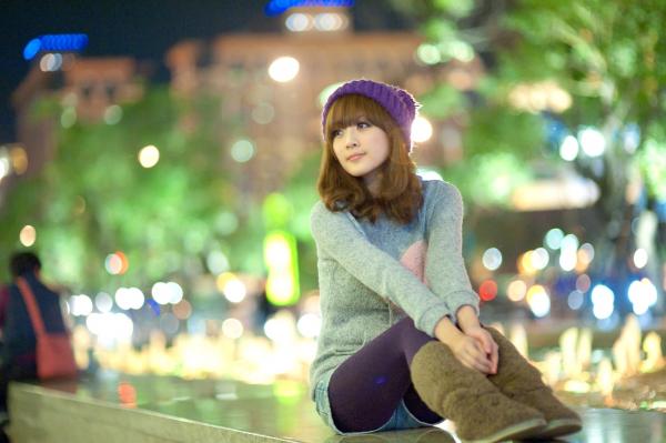    台湾正妹果子MM张凯洁《聖誕前夕夜拍》写真，清新毛衣针织帽与性感圣诞装街拍，璀璨夜景背景下的治愈系圣诞女神第16张图片
