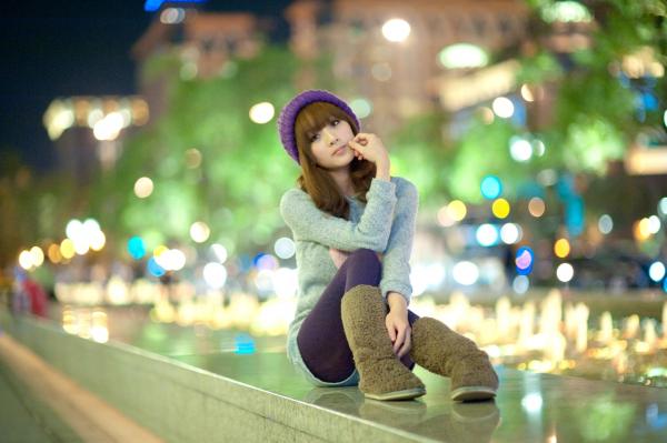    台湾正妹果子MM张凯洁《聖誕前夕夜拍》写真，清新毛衣针织帽与性感圣诞装街拍，璀璨夜景背景下的治愈系圣诞女神第20张图片