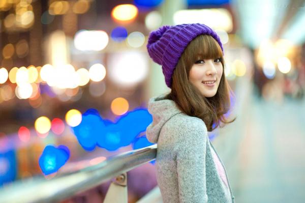    台湾正妹果子MM张凯洁《聖誕前夕夜拍》写真，清新毛衣针织帽与性感圣诞装街拍，璀璨夜景背景下的治愈系圣诞女神第21张图片
