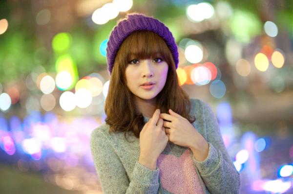    台湾正妹果子MM张凯洁《聖誕前夕夜拍》写真，清新毛衣针织帽与性感圣诞装街拍，璀璨夜景背景下的治愈系圣诞女神第22张图片