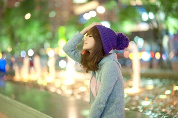    台湾正妹果子MM张凯洁《聖誕前夕夜拍》写真，清新毛衣针织帽与性感圣诞装街拍，璀璨夜景背景下的治愈系圣诞女神第23张图片