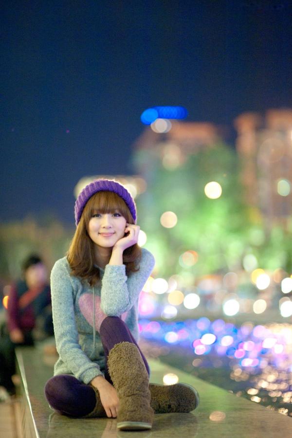    台湾正妹果子MM张凯洁《聖誕前夕夜拍》写真，清新毛衣针织帽与性感圣诞装街拍，璀璨夜景背景下的治愈系圣诞女神第24张图片
