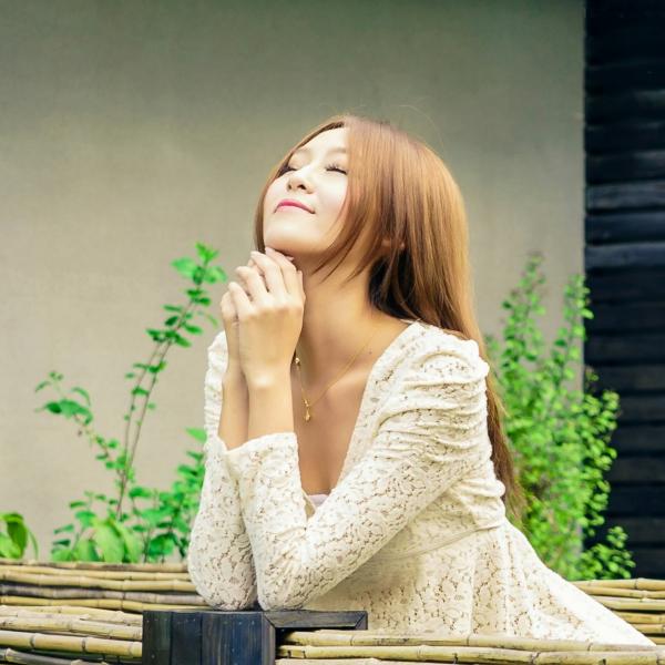    台湾正妹Winnie庄温妮户外街拍，紧身牛仔裤展现修长美腿，清新甜美气质写真集第2张图片