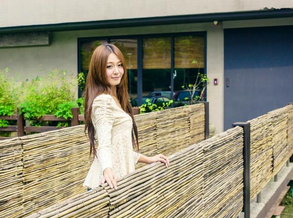    台湾正妹Winnie庄温妮户外街拍，紧身牛仔裤展现修长美腿，清新甜美气质写真集第7张图片
