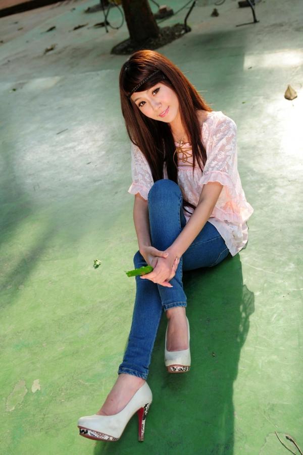    台湾正妹Winnie庄温妮户外街拍，紧身牛仔裤展现修长美腿，清新甜美气质写真集第8张图片