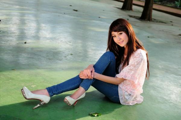    台湾正妹Winnie庄温妮户外街拍，紧身牛仔裤展现修长美腿，清新甜美气质写真集第9张图片