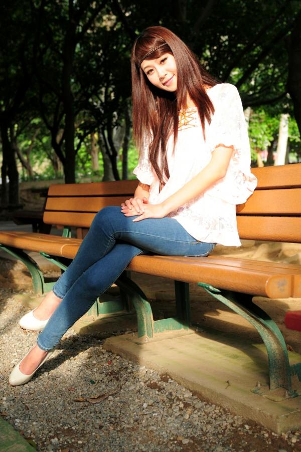    台湾正妹Winnie庄温妮户外街拍，紧身牛仔裤展现修长美腿，清新甜美气质写真集第13张图片
