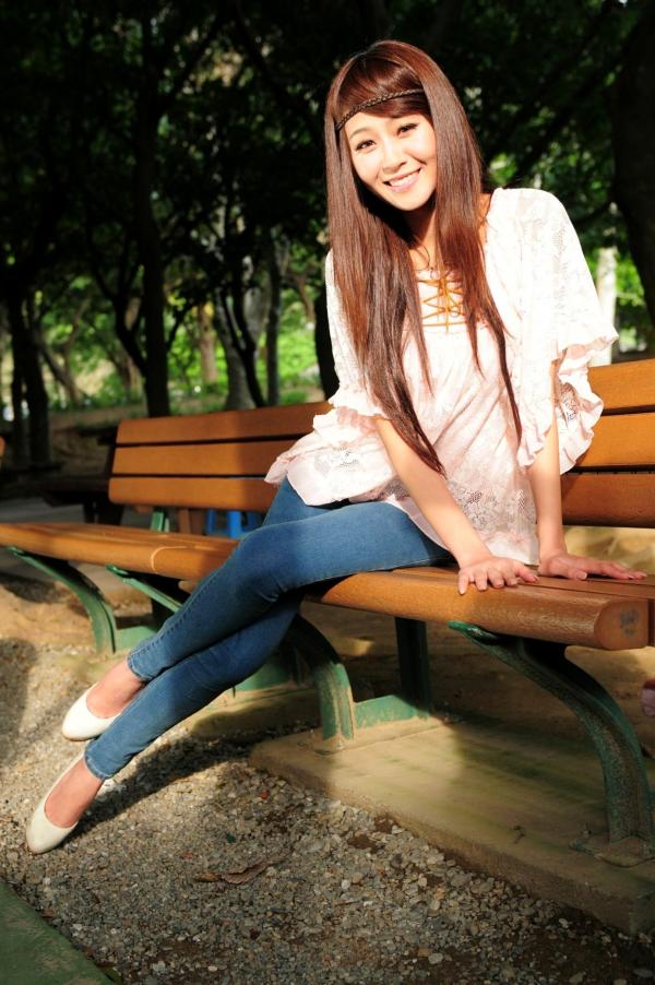    台湾正妹Winnie庄温妮户外街拍，紧身牛仔裤展现修长美腿，清新甜美气质写真集第14张图片