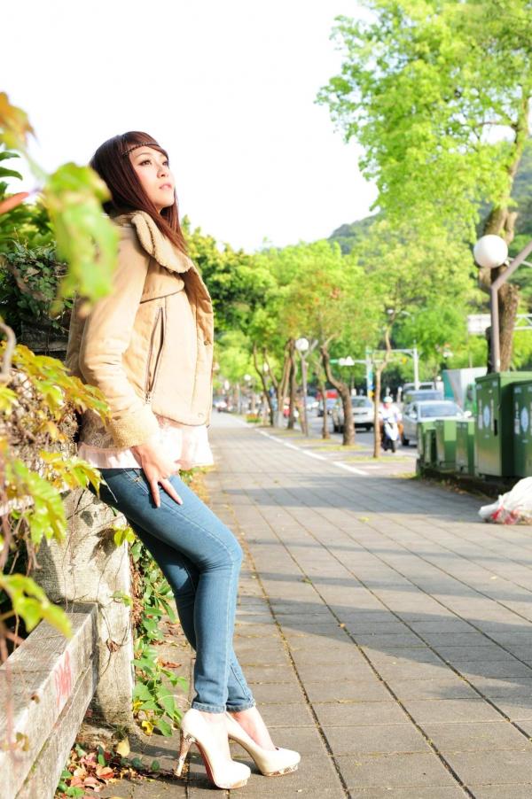    台湾正妹Winnie庄温妮户外街拍，紧身牛仔裤展现修长美腿，清新甜美气质写真集第24张图片