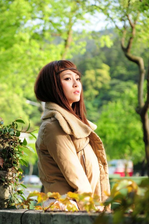    台湾正妹Winnie庄温妮户外街拍，紧身牛仔裤展现修长美腿，清新甜美气质写真集第25张图片
