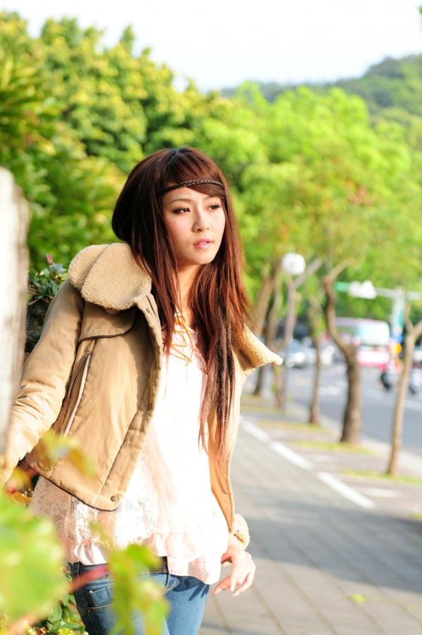    台湾正妹Winnie庄温妮户外街拍，紧身牛仔裤展现修长美腿，清新甜美气质写真集第26张图片