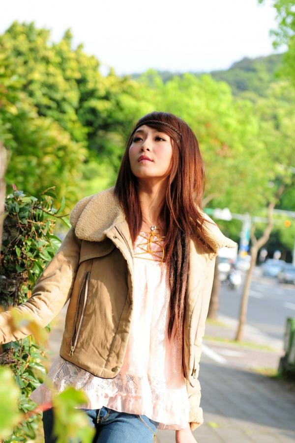    台湾正妹Winnie庄温妮户外街拍，紧身牛仔裤展现修长美腿，清新甜美气质写真集第27张图片