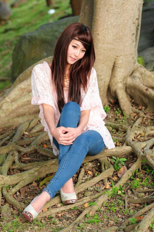    台湾正妹Winnie庄温妮户外街拍，紧身牛仔裤展现修长美腿，清新甜美气质写真集第39张图片