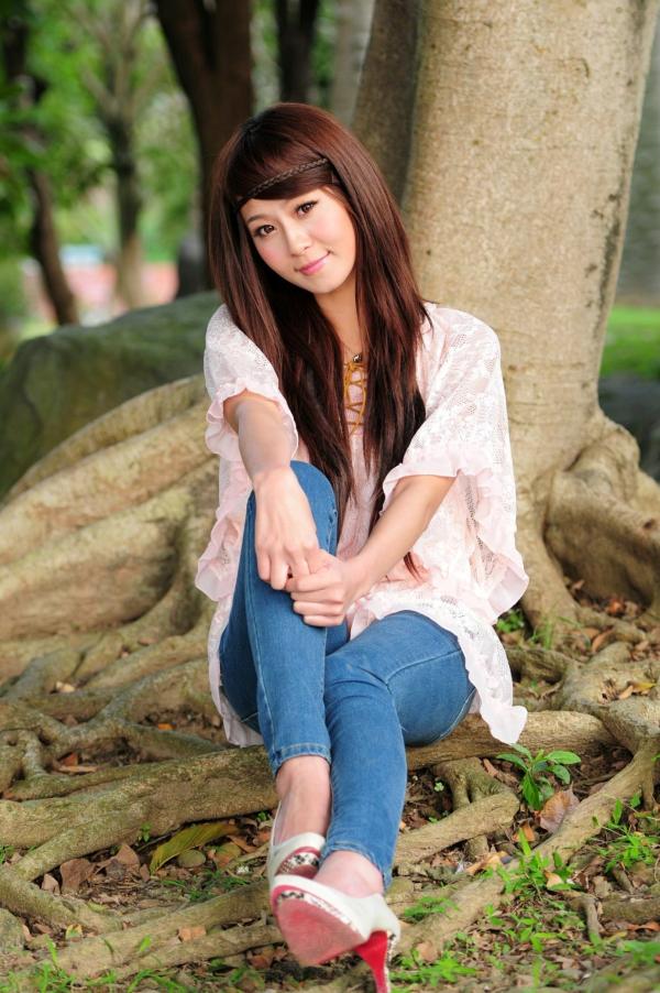    台湾正妹Winnie庄温妮户外街拍，紧身牛仔裤展现修长美腿，清新甜美气质写真集第43张图片